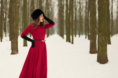 kış orman içinde güzel bir kadın