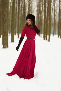 kış orman içinde güzel bir kadın