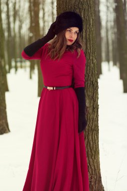 kış orman içinde güzel bir kadın