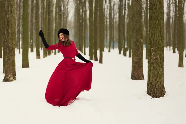 在冬季森林美丽的女人 — 图库照片