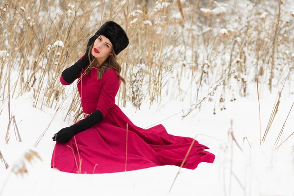 Красивая женщина в зимнем поле — стоковое фото