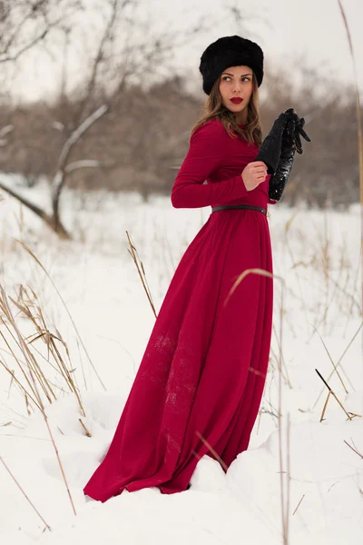 Piękna kobieta w zimie pole — Zdjęcie stockowe