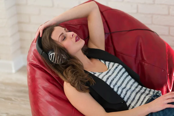 Pretty woman listening to music — Stock Photo, Image