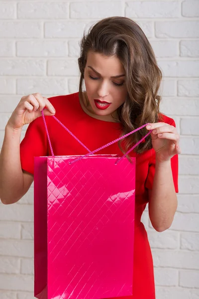 Elegante ragazza in abito rosso — Foto Stock