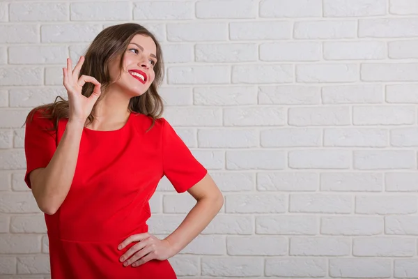 Schöne Frau im roten Kleid — Stockfoto