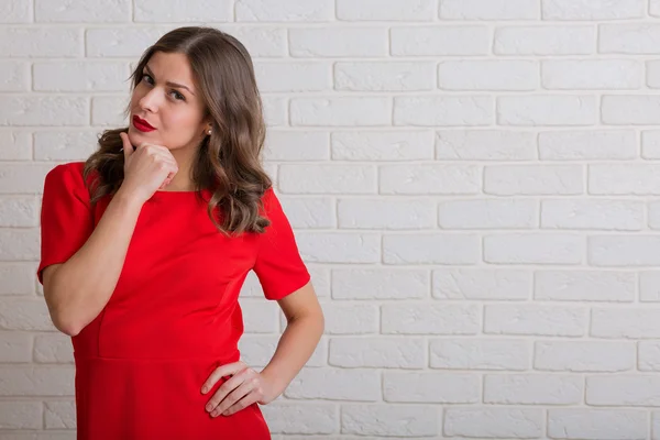 Mooie vrouw in rode jurk — Stockfoto