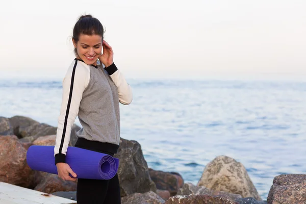 Mujer deportiva haciendo ejercicio junto al mar — Foto de Stock