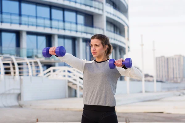 Mulher esportiva trabalhando na cidade — Fotografia de Stock