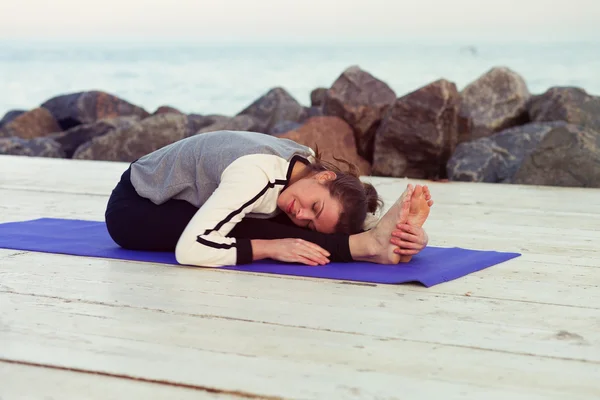 Sportiga kvinnan praktisera yoga — Stockfoto