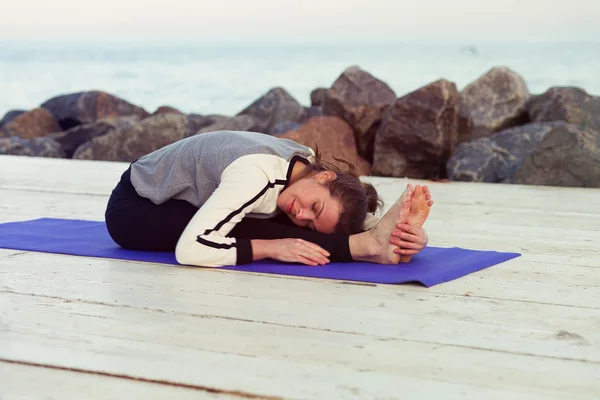 Sportive woman practicing yoga — Stock Photo, Image