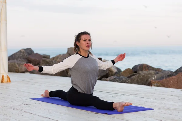 Sportiga kvinnan praktisera yoga — Stockfoto