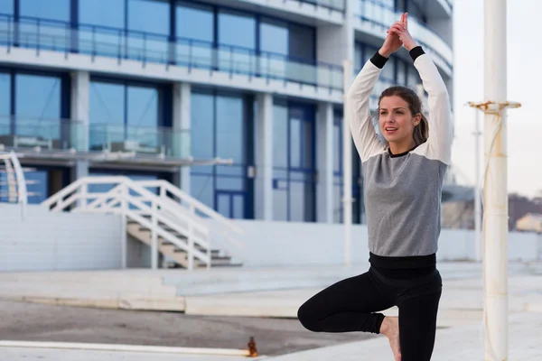 Mujer deportiva practicando yoga — Foto de Stock