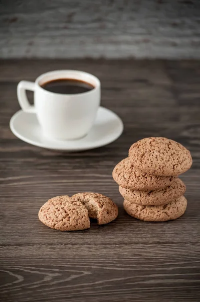 Una taza de café con galletas de avena — Foto de Stock