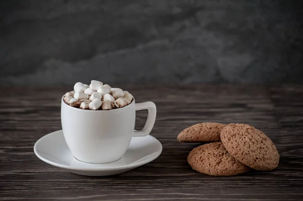 Tasse Kaffee Mit Marshmallows Und Haferflockenkeksen Auf Einem Holztisch — Stockfoto