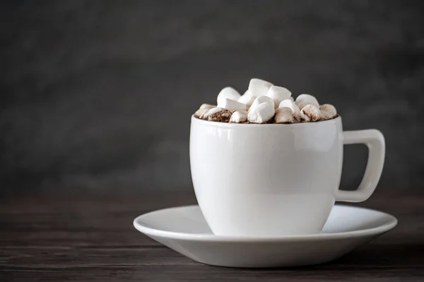 Xícara Café Com Uma Corrediça Marshmallows Uma Mesa Madeira — Fotografia de Stock