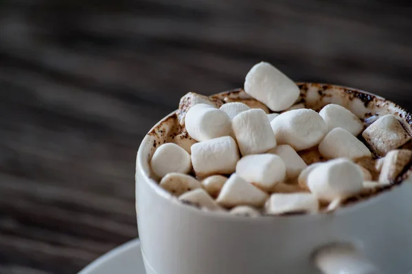 Xícara de café com marshmallows em uma mesa de madeira — Fotografia de Stock