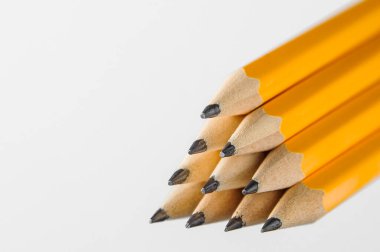 saf siyah arkaplanda izole edilmiş kalem grupları