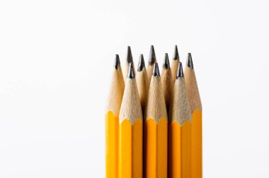 saf siyah arkaplanda izole edilmiş kalem grupları