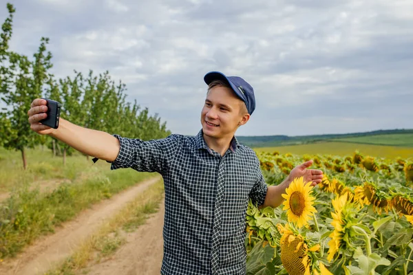 Mladý zemědělec nahrávání obsahu pro životní styl blog vlog — Stock fotografie