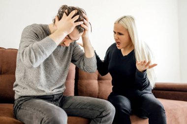 düşünceli koca ilişki problemleri hakkında düşünüyor, karısı kavgadan sonra görmezden geliyor, kızgın adam ve kadın konuşmuyor, ayrı koltukta oturuyor, aile krizi konsepti.