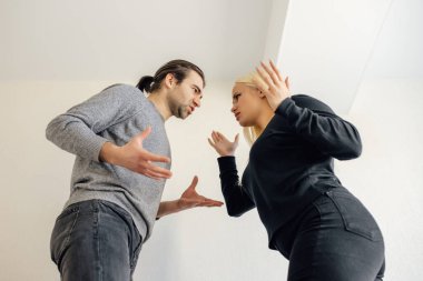 Beni duyabildin mi? Aile karisi ve koca tartisiyor, çatisiyor. Evde üzgün bir çift var. Yakışıklı bir adam ve güzel bir kadın kavga ediyorlar..