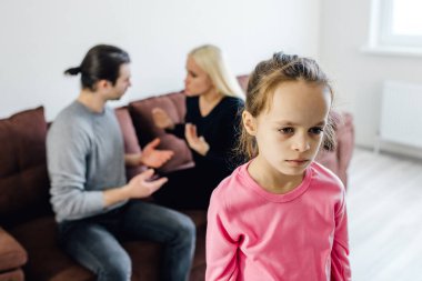 Kızgın ebeveynler evde kavga ederken hayal kırıklığına uğramış küçük bir kız depresyonda. Anne ve babalar tarafından incitilen küçük kızı üzmek ya da boşanmak, çocuk ve aile içi çatışma kavramı.