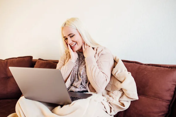 Lächelnde Junge Frau Mit Laptop Hause Auf Der Couch Sitzend — Stockfoto