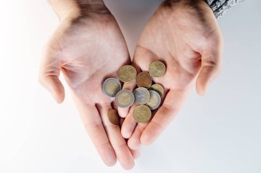 Adam elleri kahverengi beyaz masanın üstünde bir yığın bozuk para tutuyor, kapat onu.