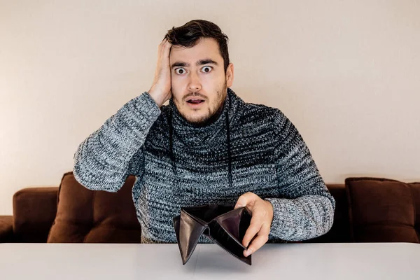 Mann Zeigt Leere Brieftasche Depressiver Junger Mann Mit Leerem Portemonnaie — Stockfoto