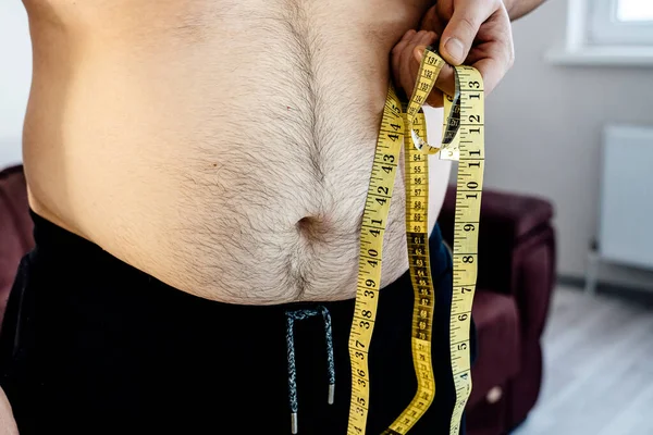 Close Van Een Buikdikke Man Met Meetlint Probleem Met Overgewicht — Stockfoto
