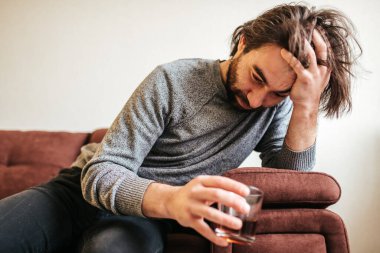 Genç yaşta alkol bağımlılığından kurtulmuş. Beyaz erkek alkol içmeyi bırakamıyor. Viski bardaklı erkek. Yalnızlık, depresyon ve alkolizm