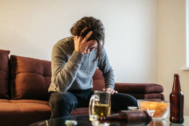 Genç yaşta alkol bağımlılığından kurtulmuş. Beyaz erkek alkolü bırakamıyor. Yalnızlık, depresyon ve alkolizm