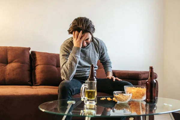 Junger Mann Der Unter Alkoholismus Leidet Betrunkener Der Unter Starken — Stockfoto