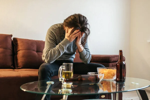 Junger Mann Der Unter Alkoholismus Leidet Betrunkener Der Unter Starken — Stockfoto