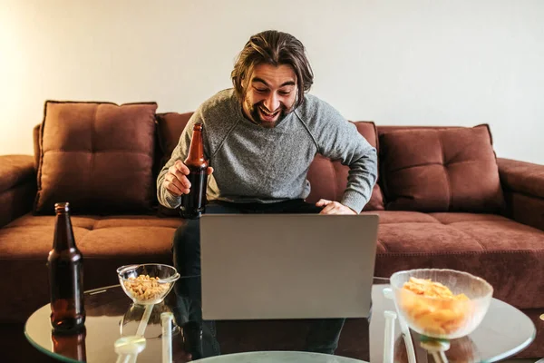 Retrato Agradable Atractivo Alegre Alegre Morena Chico Sentado Diván Utilizando — Foto de Stock