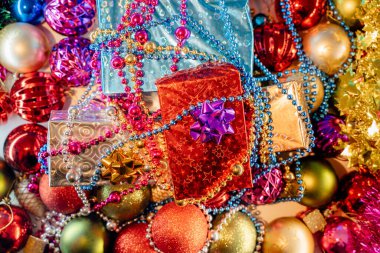 Noel arkaplanı, hediye kutuları ve Noel baloları. Tatil hazırlığı. Kopyalama alanı olan üst görünüm.