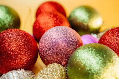  Sarı masada renkli noel topları. Masada güzel mutlu noel süslemeleri. 