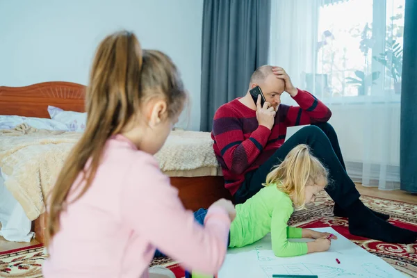 检疫期间让爸爸和他的两个孩子累坏了呆在家里的概念 电话交谈 上网工作和家庭同时进行检疫 有子女的穷苦父母 — 图库照片