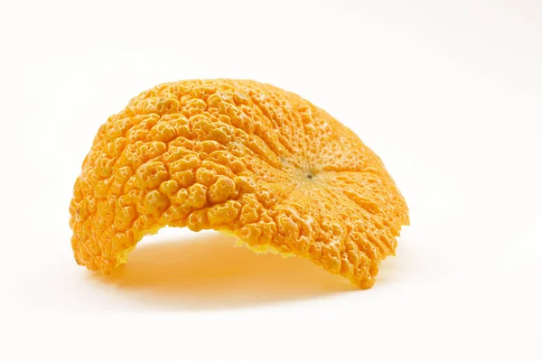 オレンジピールは白い背景に隔離されています シングルオレンジの肌 — ストック写真