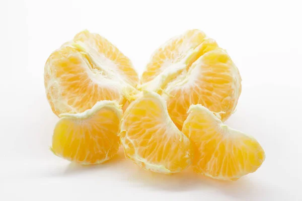 白い背景に隔離されたみかんやクレメンタインの果実 マクロだ 中国語のスライス 柑橘類の皮をむいたセグメントは白い背景に隔離された — ストック写真