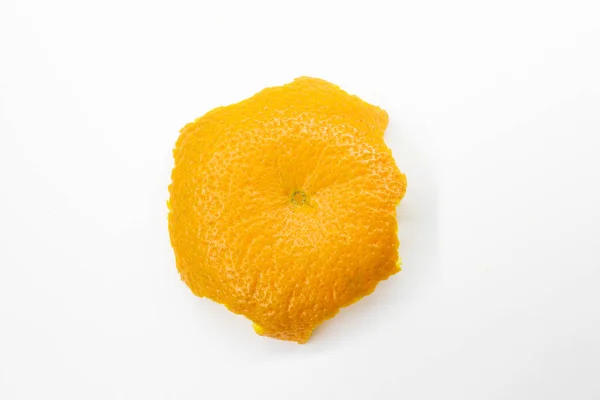 オレンジピールは白い背景に隔離されています オレンジの肌だ 白いテーブルの上にタンジェリンの皮 白を背景に孤立したみかんの皮 — ストック写真