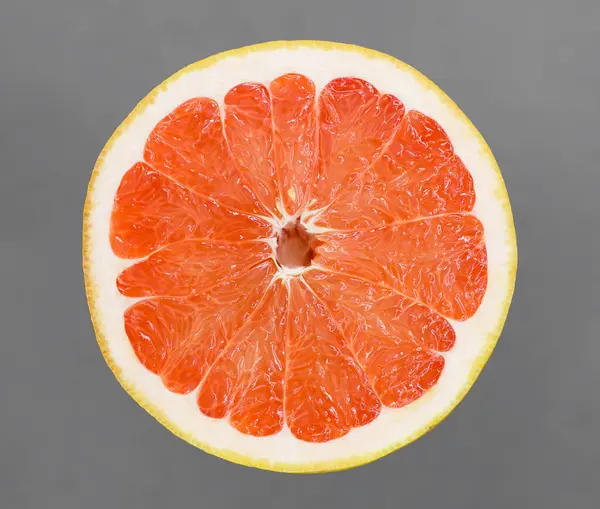 Mitad Madura Cítricos Pomelo Rosa Aislados Sobre Fondo Gris Profundidad —  Fotos de Stock