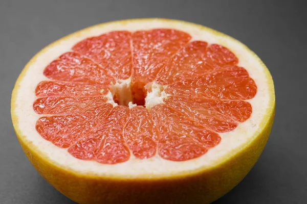 Mogen Hälften Rosa Grapefrukt Citrusfrukt Isolerad Grå Bakgrund Fullt Skärpedjup — Stockfoto