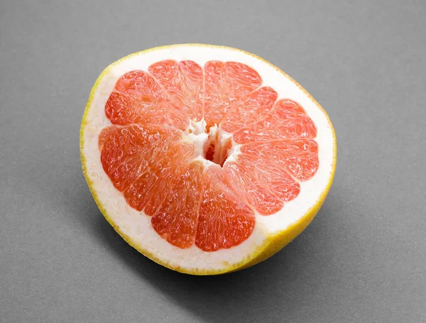 Grapefruit Citrusvruchten Met Half Geïsoleerd Grijs Met Knippad Volledige Scherptediepte — Stockfoto