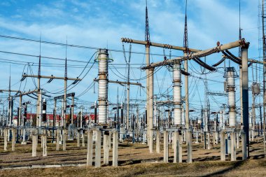 Yüksek voltajlı güç transformatörü. SSCB 'deki eski bir elektrik santralinin detayları.