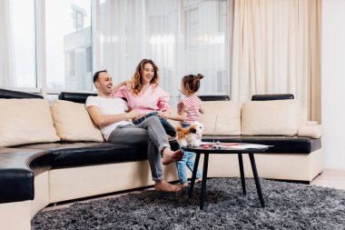 Aile hayatı, anneleri, babaları ve kızları oturma odasında rahat koltukta oturarak eğleniyorlar. Mutlu aile karantinada kalır..