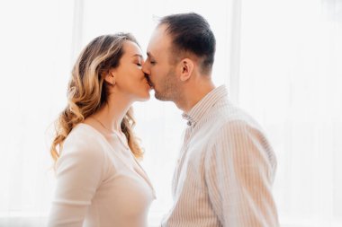 Yan bakış açısı, 30 'lu yaşların gençlerinin portresi yeni evli çiftler, öpüşen iki genç insan. Mutlu anı yakalama kavramı, ahenkli ilişkiler, özen ve samimi duygular.