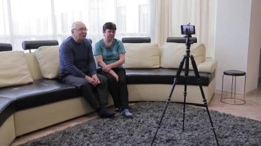 Kameralı mutlu yaşlı çift ya da evde fotoğraf çekmek..