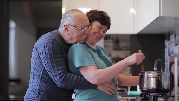 Mutlu yaşlı çift evde sağlıklı yemek pişiriyor.. — Stok video