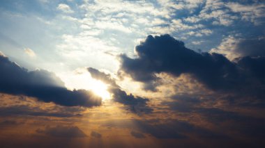 Bulutlu dramatik gün batımı. İyi akşamlar, büyük turuncu renkli günbatımı gökyüzü. Muhteşem gün batımı ya da gün doğumu manzarası Doğanın inanılmaz ışığı Gökyüzü ve bulutlar